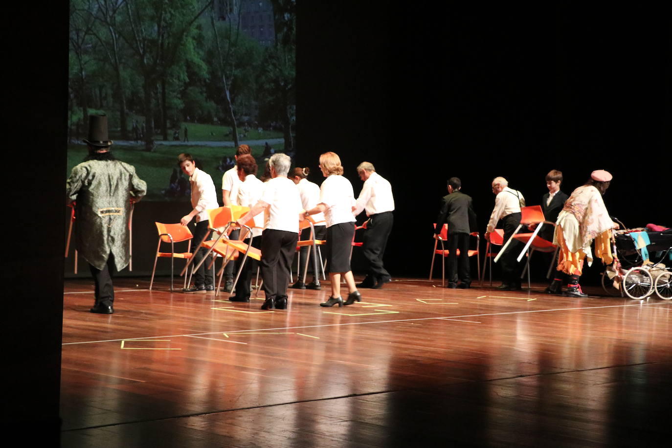 Los alumnos del Colegio Leonés, acompañados de usuarios de Alzheimer León, han dado vida a esta obra adaptada de Carmen Martín Gaite en el auditorio.