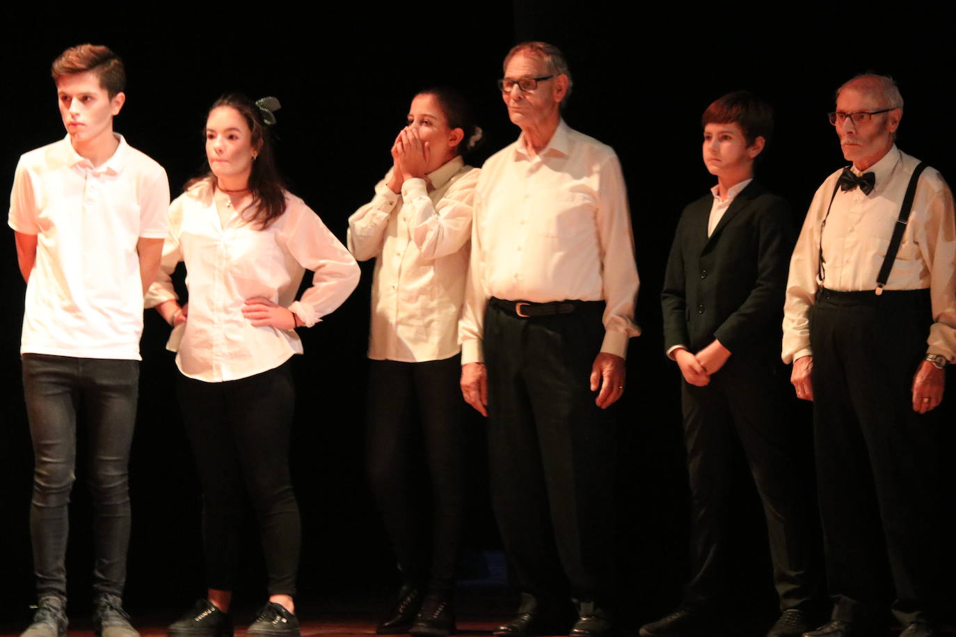 Los alumnos del Colegio Leonés, acompañados de usuarios de Alzheimer León, han dado vida a esta obra adaptada de Carmen Martín Gaite en el auditorio.