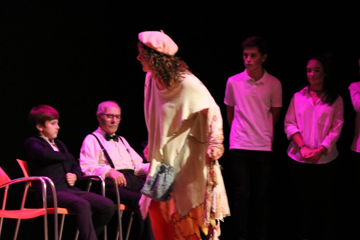 Los alumnos del Colegio Leonés, acompañados de usuarios de Alzheimer León, han dado vida a esta obra adaptada de Carmen Martín Gaite en el auditorio.