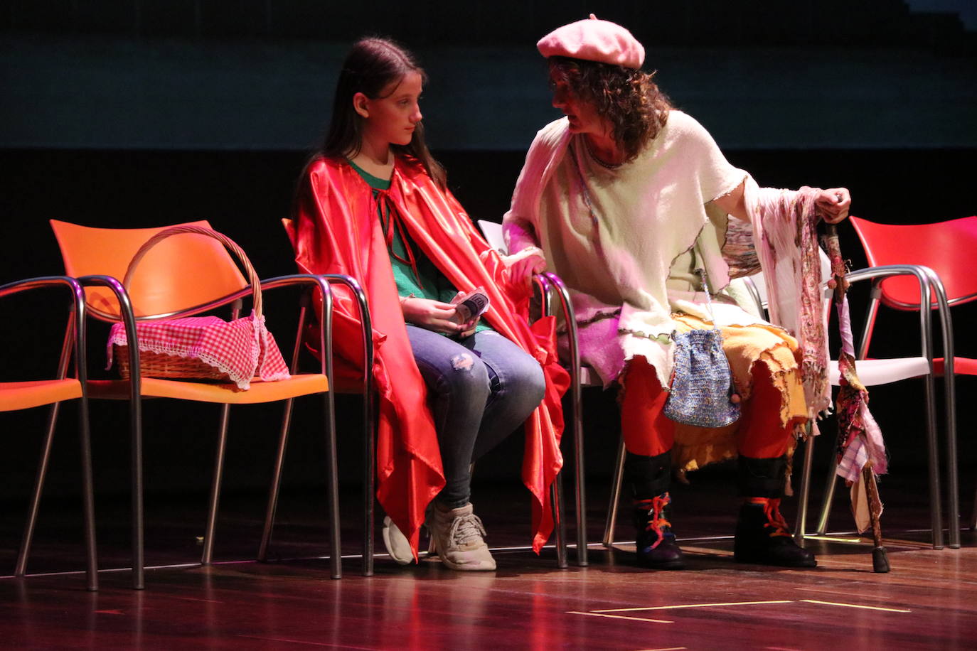 Los alumnos del Colegio Leonés, acompañados de usuarios de Alzheimer León, han dado vida a esta obra adaptada de Carmen Martín Gaite en el auditorio.