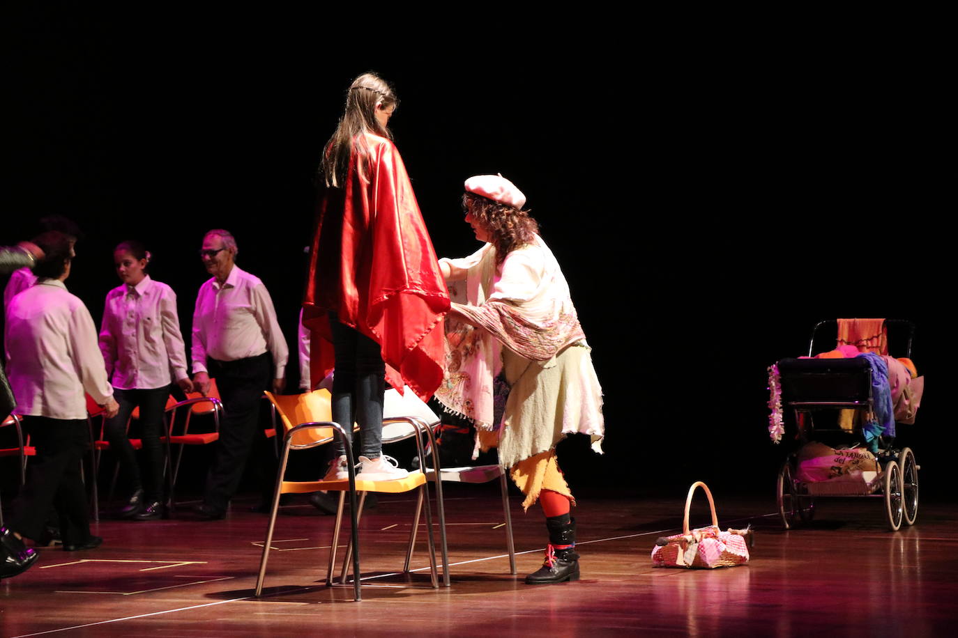 Los alumnos del Colegio Leonés, acompañados de usuarios de Alzheimer León, han dado vida a esta obra adaptada de Carmen Martín Gaite en el auditorio.