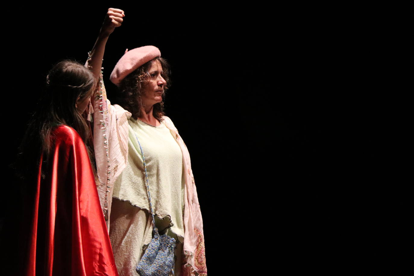 Los alumnos del Colegio Leonés, acompañados de usuarios de Alzheimer León, han dado vida a esta obra adaptada de Carmen Martín Gaite en el auditorio.