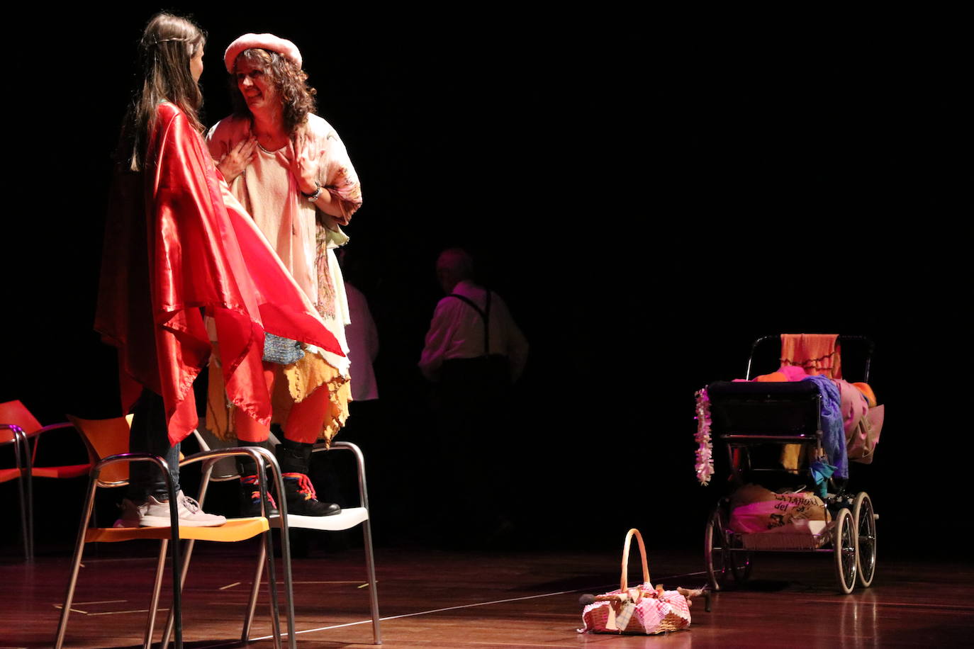 Los alumnos del Colegio Leonés, acompañados de usuarios de Alzheimer León, han dado vida a esta obra adaptada de Carmen Martín Gaite en el auditorio.