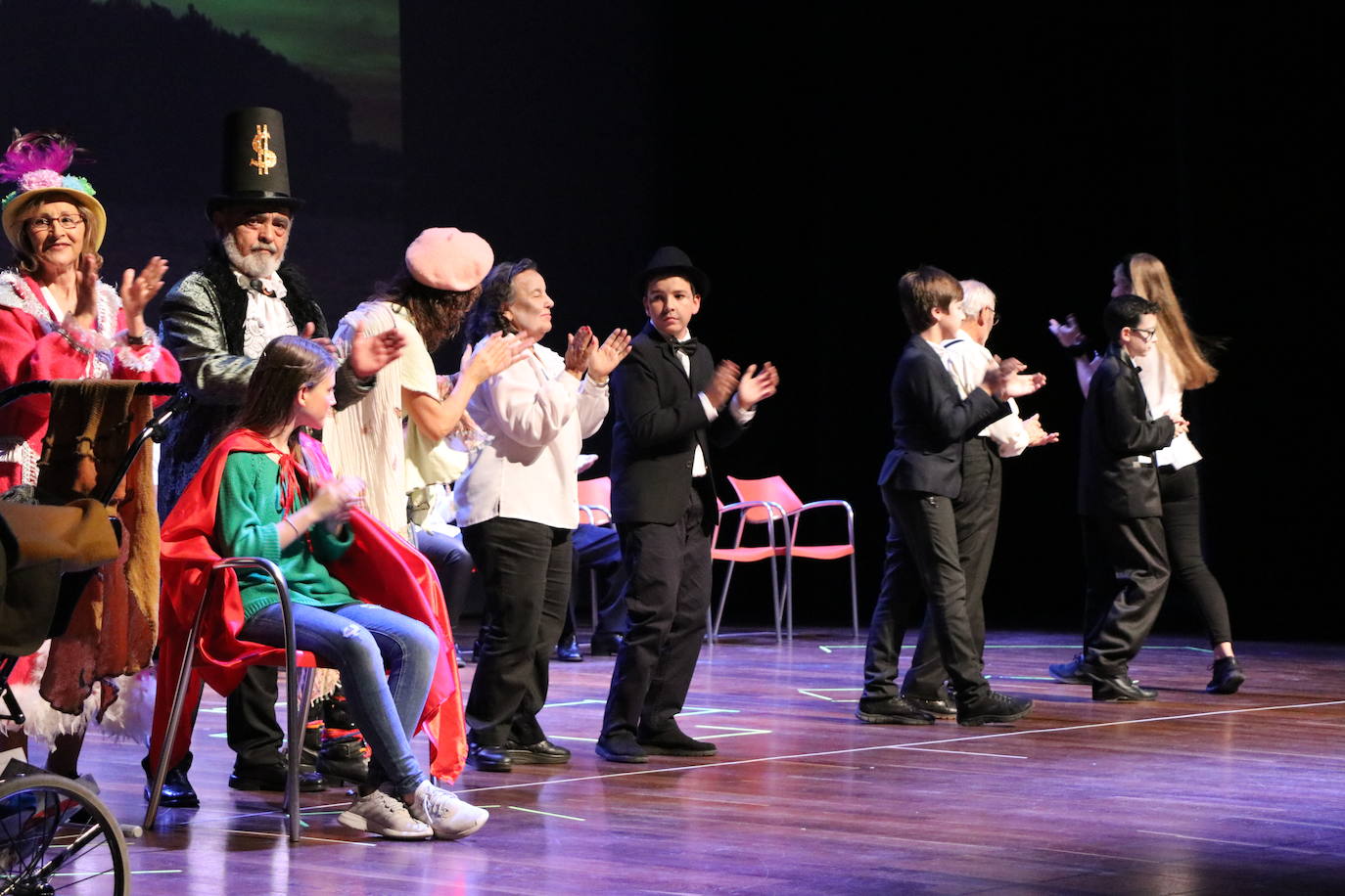 Los alumnos del Colegio Leonés, acompañados de usuarios de Alzheimer León, han dado vida a esta obra adaptada de Carmen Martín Gaite en el auditorio.