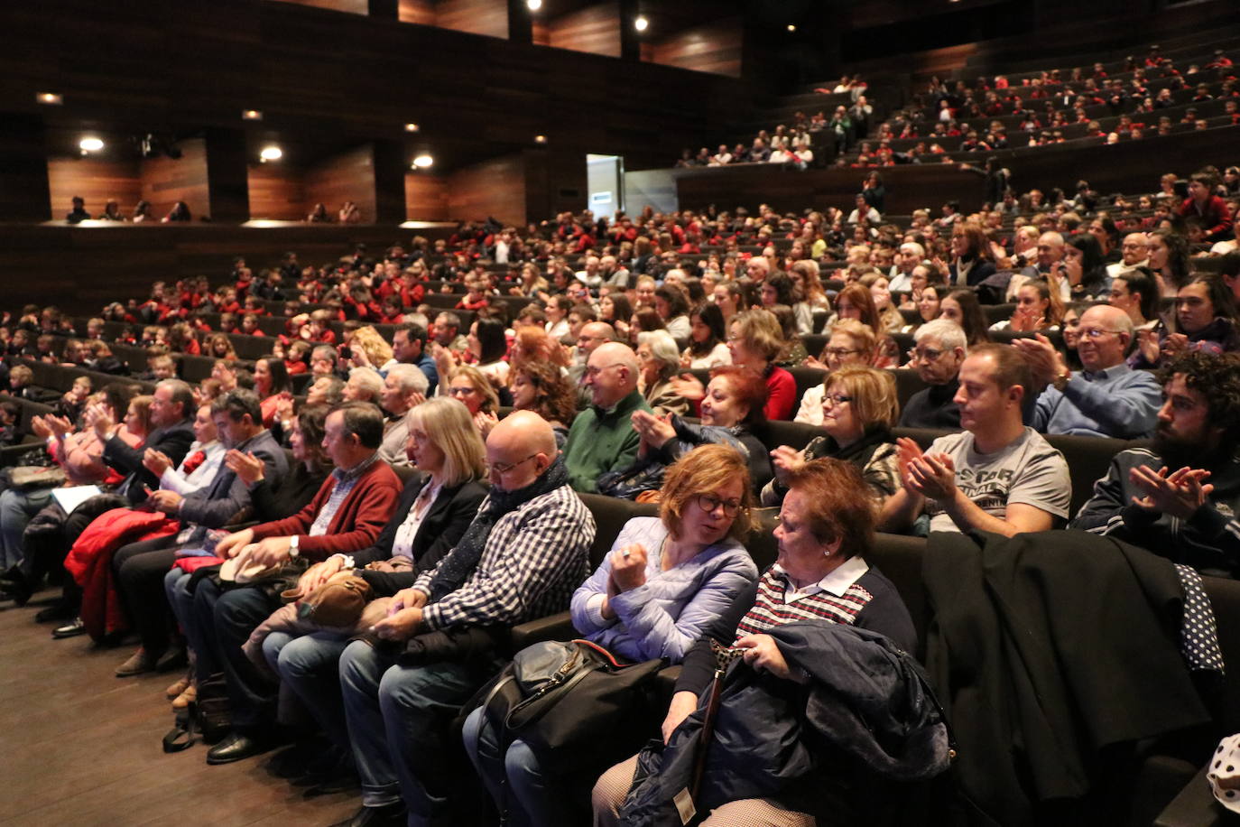 Los alumnos del Colegio Leonés, acompañados de usuarios de Alzheimer León, han dado vida a esta obra adaptada de Carmen Martín Gaite en el auditorio.