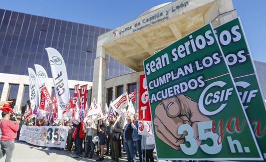 Protesta a las puertas de la Junta.