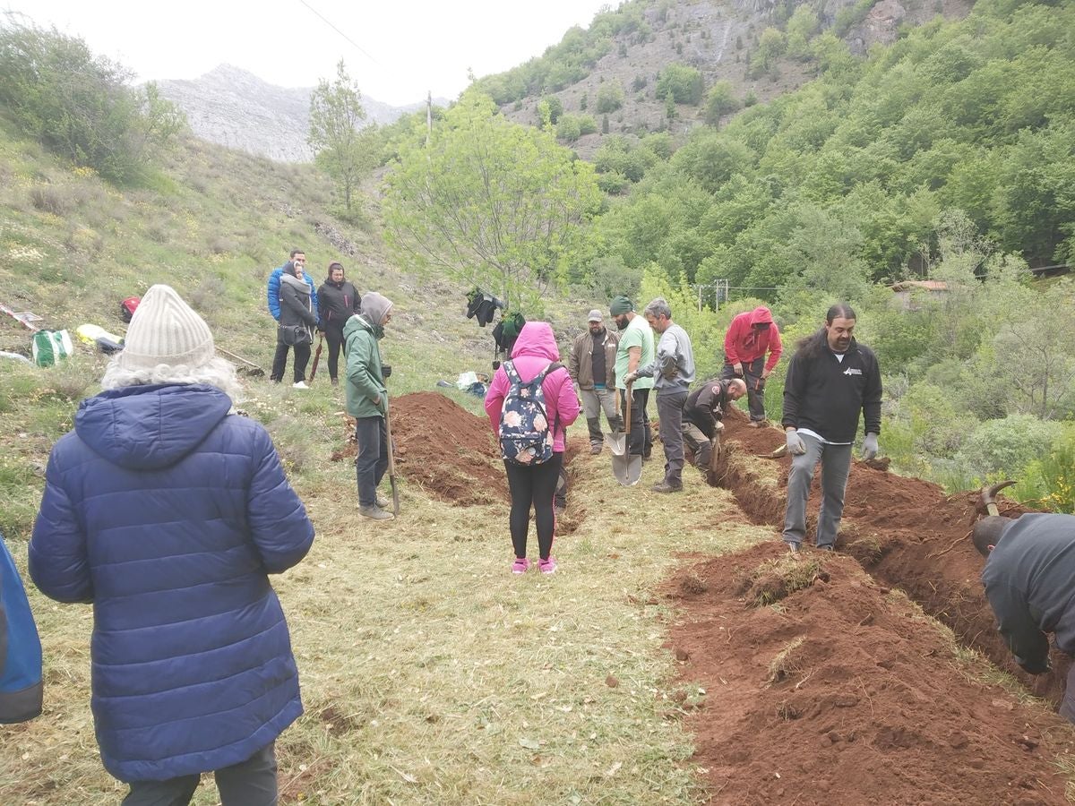 Fotos: Fomento exige a la ARMH de León el pago de unas tasas por buscar restos en dos fosas amparándose en un decreto franquista