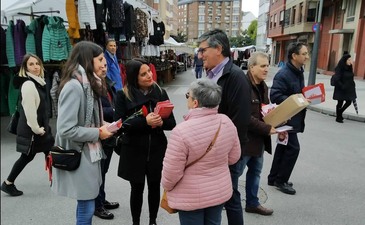 Visita de los candidatos del PSOE a un mercado.