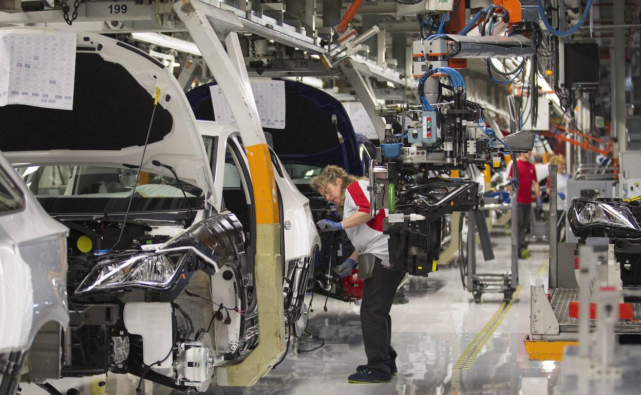 Operarios trabajando en la fábrica de Seat en Martorell (Barcelona).