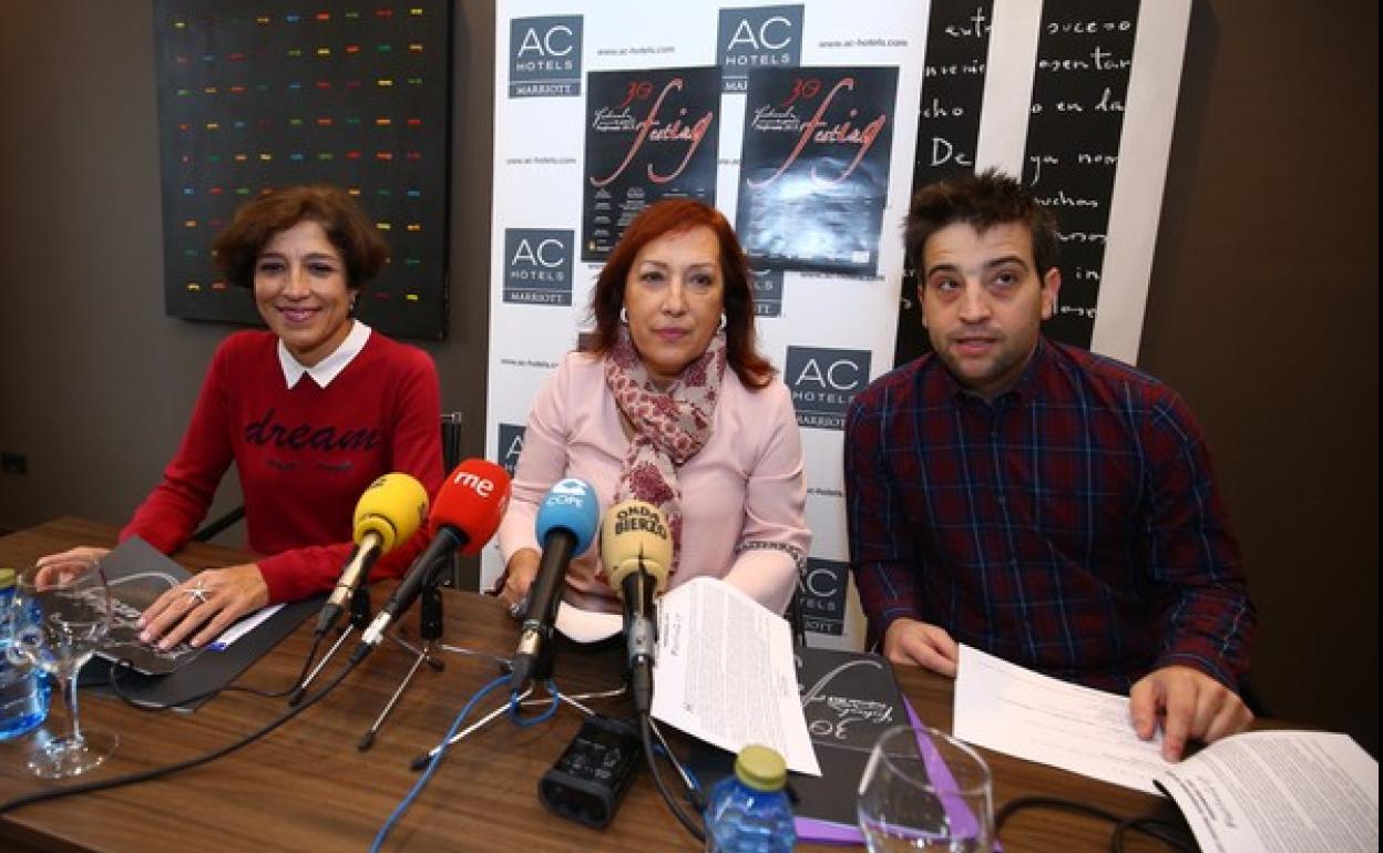 La concejala de Cultura, Concepción de Vega (I), junto a la organizadora del festival, Maria José Cordero (C), y el director de la Camerata Clásica de Ponferrada, Daniel Bombín, en la presentación.