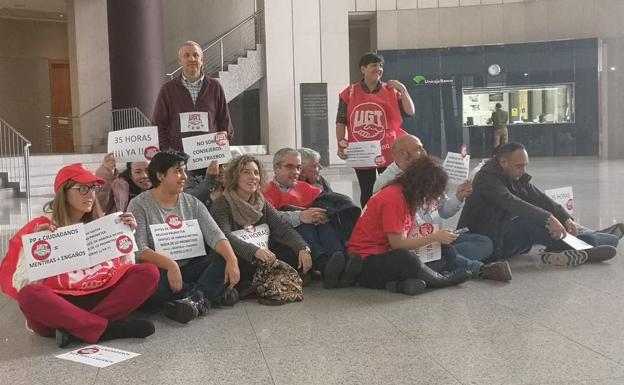 Encierro de sindicalistas en la sede de la Junta de Castilla y León en la capital.