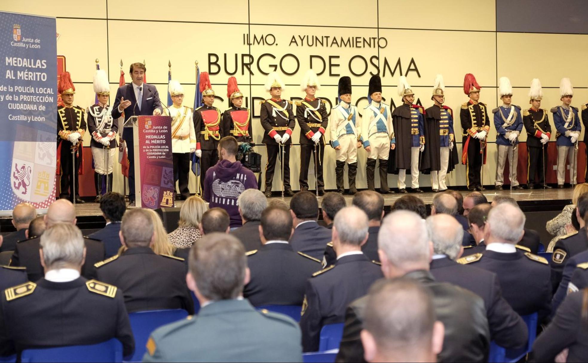 Juan Carlos Suárez-Quñones durante su discurso en la entrega de distinciones.