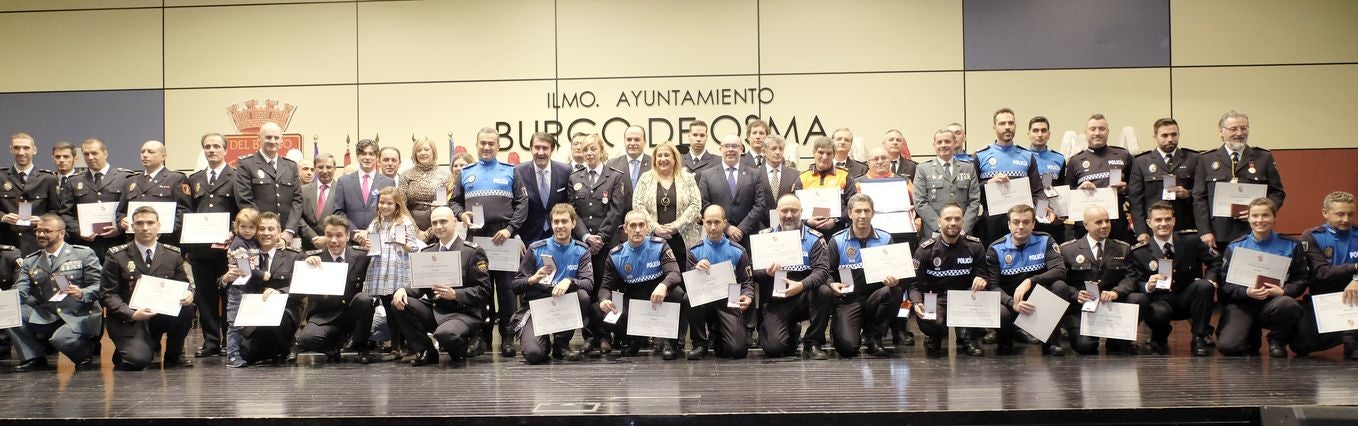 Agentes de la Policía Local de León y de Ponferrada son reconocidos por su extraordinaria labor en el acto de entrega de Medallas al Mérito de la Policía Local | Los agentes Laura Negro y José Álvarez, distinguidos por salvar la vida de un ciudadano en situación de parada cardiorrespiratoria.