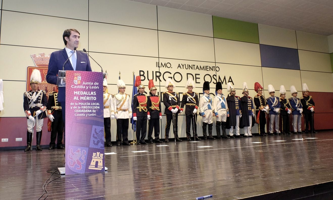 Agentes de la Policía Local de León y de Ponferrada son reconocidos por su extraordinaria labor en el acto de entrega de Medallas al Mérito de la Policía Local | Los agentes Laura Negro y José Álvarez, distinguidos por salvar la vida de un ciudadano en situación de parada cardiorrespiratoria.