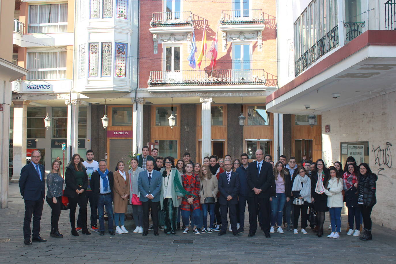 Foto de familia de la visita. 