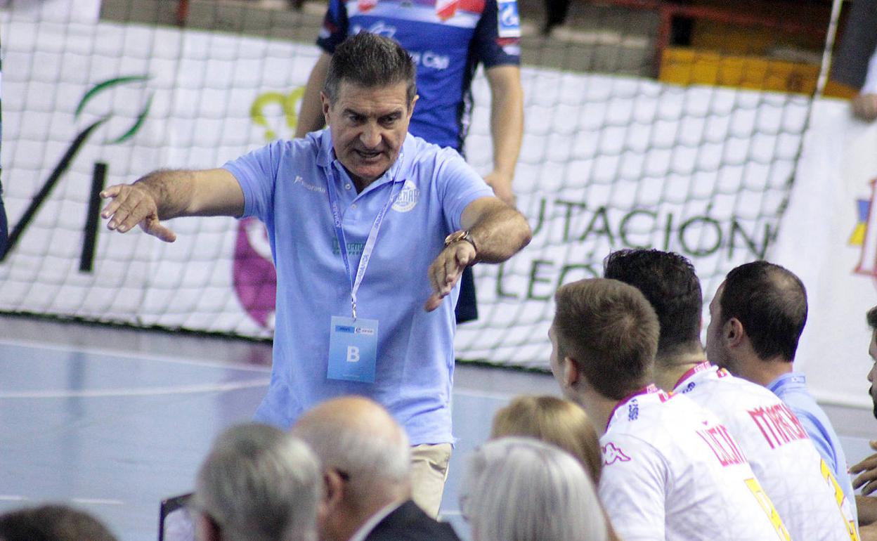 Manolo Cadenas, durante un partido con el Ademar.