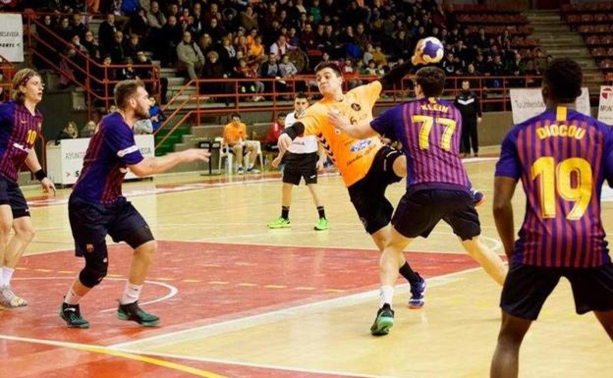 Eduardo Fernández, en un choque con el Balonmano Nava.