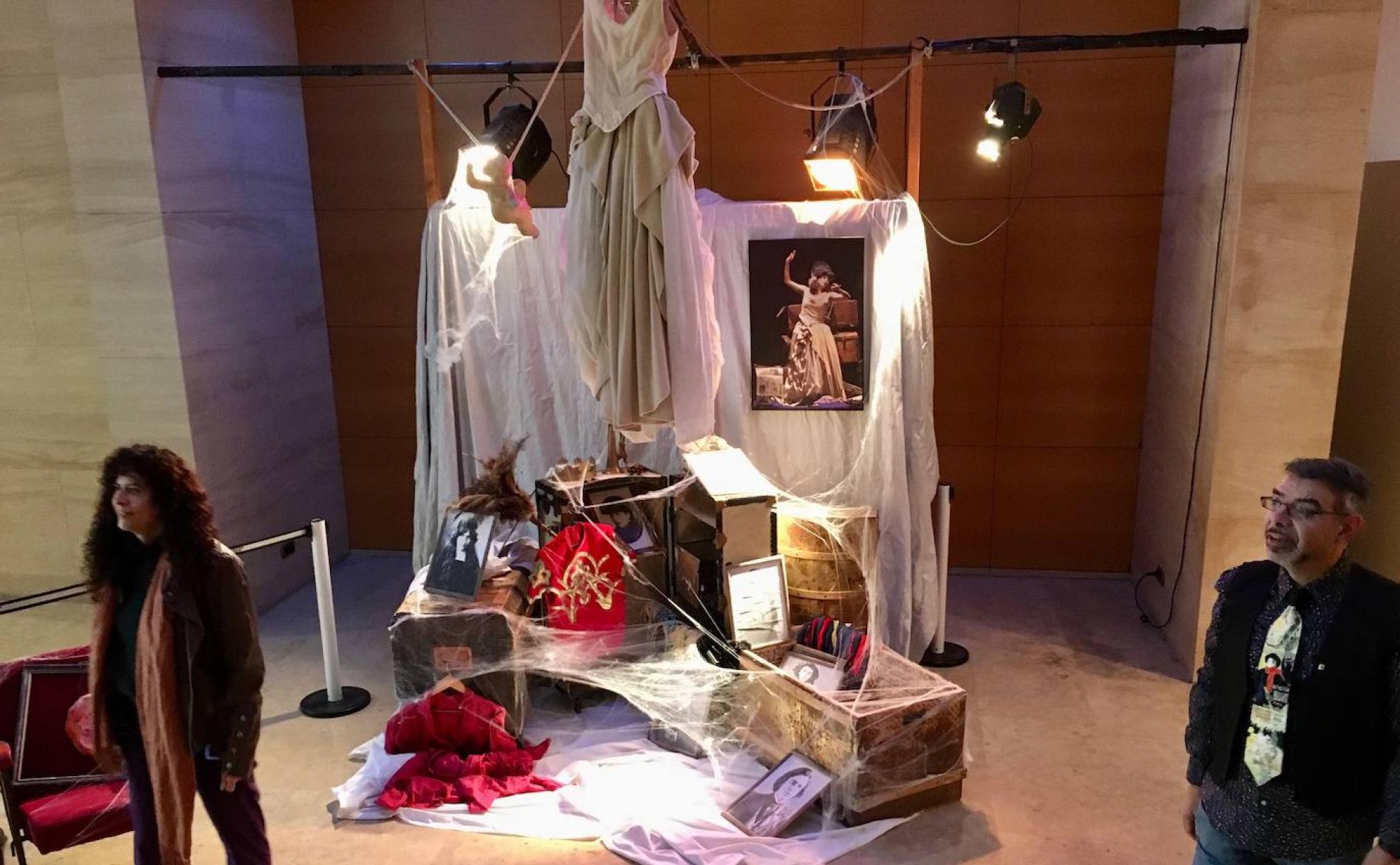 Trinidad Osorio y Raúl Gómez, junto a una escenografía de la exposición,