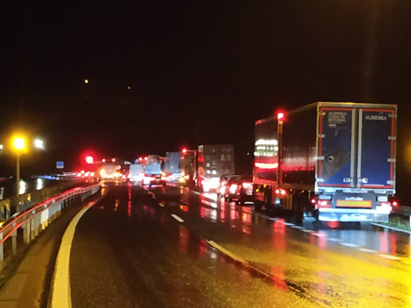 Tras el accidente mortal, la circulación en sentido Asturias, según informó, Aucalsa, quedaba restablecida en torno a las 8 horas, mientras que la calzada en sentido León quedaba totalmente expedita a las nueve menos cinco de la mañana