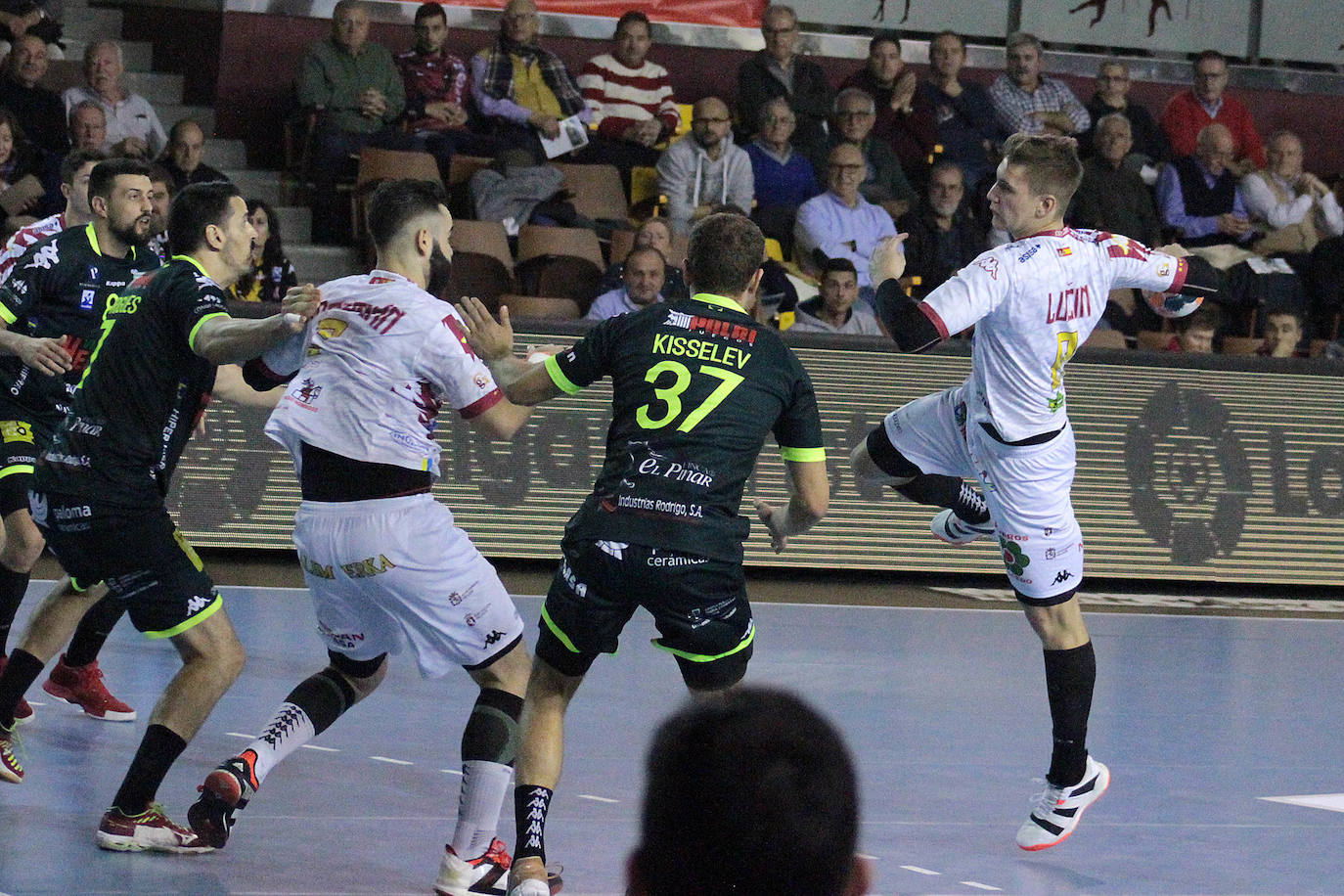 Los leoneses disputaron la novena jornada de la Liga Asobal en el Palacio de los Deportes ante el debutante equipo castellano.