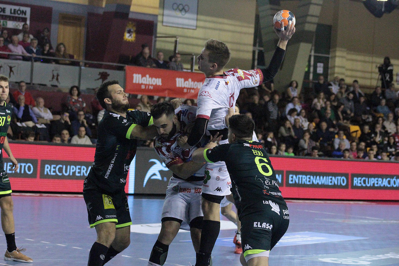 Los leoneses disputaron la novena jornada de la Liga Asobal en el Palacio de los Deportes ante el debutante equipo castellano.