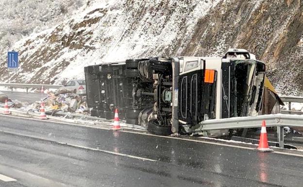 Reabre la autopista del Huerna tras el accidente mortal de un camionero que ha provocado una nube tóxica en la zona