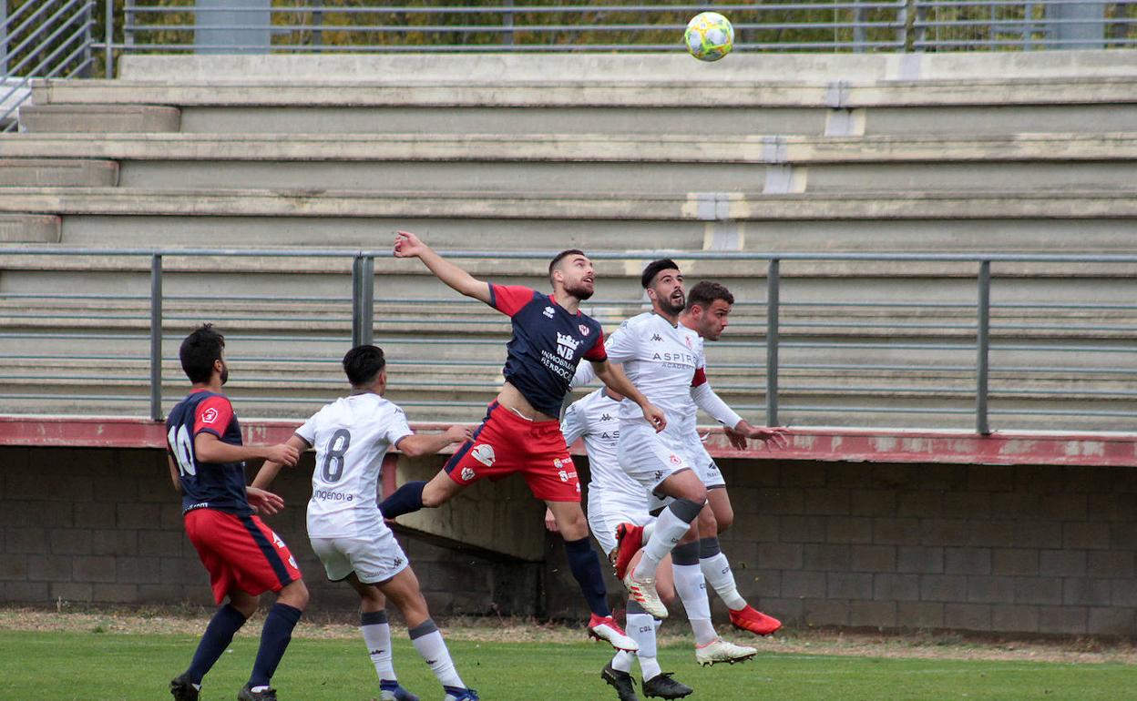 Partido de fútbol en el Área Deportiva de Puente Castro.