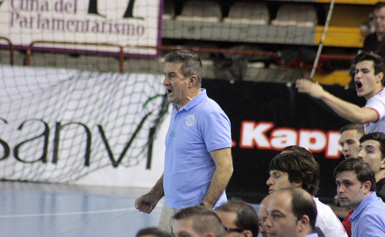 Manolo Cadenas, entrenador del Ademar.