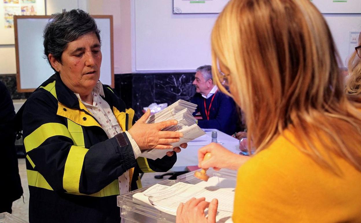 Una trabajadora de Correos entrega los votos, en una imagen de archivo. 