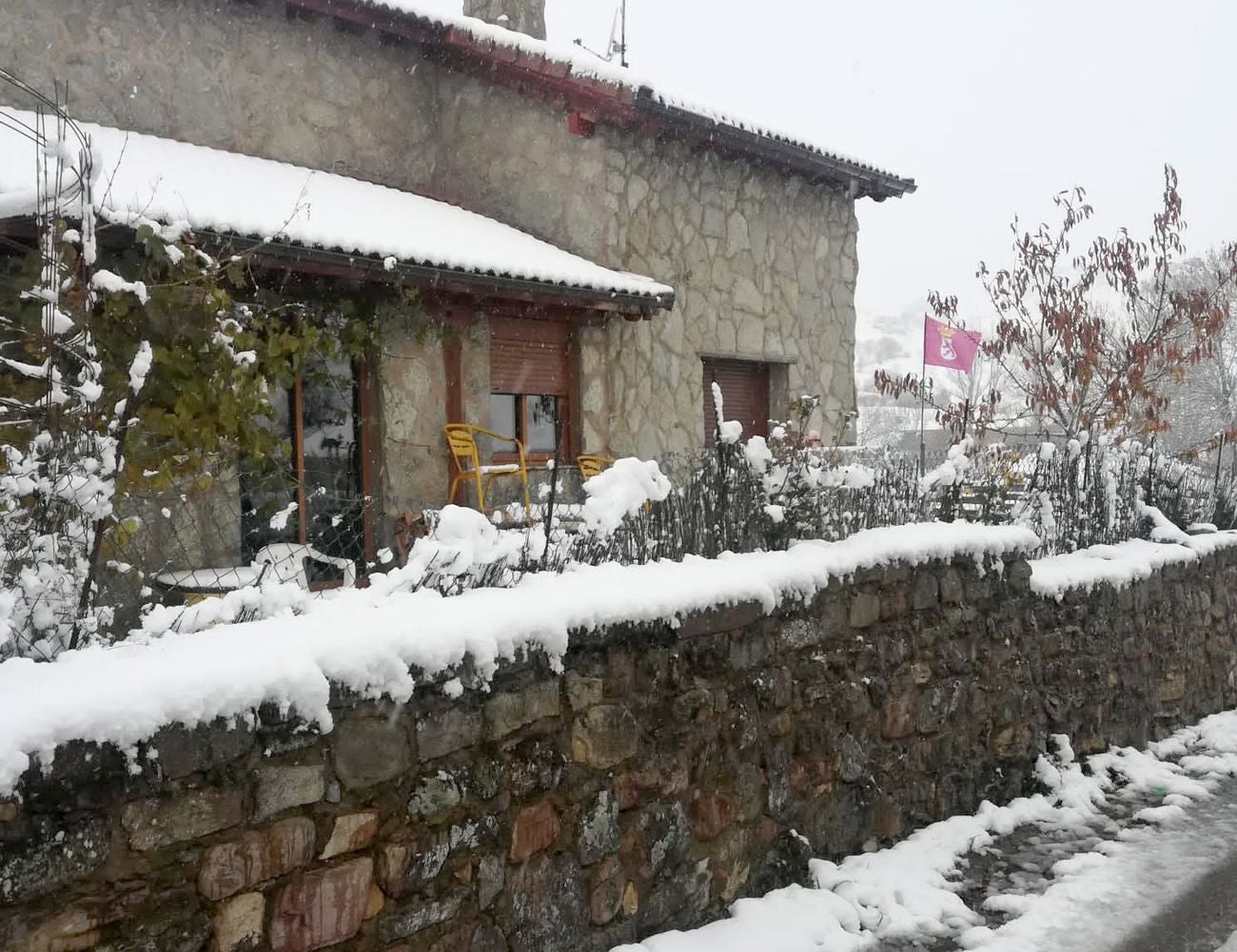 Activados para este sábado los avisos por nevadas en la Cordillera Cantábrica de León | La previsión es que las nevadas se intensifiquen hasta los 15 centímetros de espesor según informa la Agencia Estatal de Meteorología (Aemet).