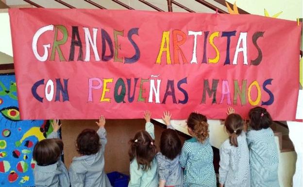 Los niños del Colegio Íñigo de Toro, de Valladolid, muestran un mural realizado en el proyecto 'Grandes artistas con pequeñas manos', galardonado con los Premios Francisco Giner de los Ríos. 