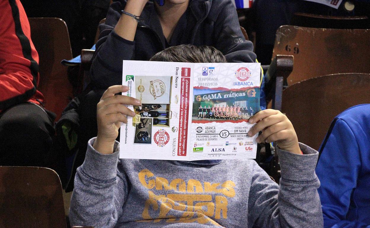 Un aficionado durante el partido entre el Ademar y el Nava.