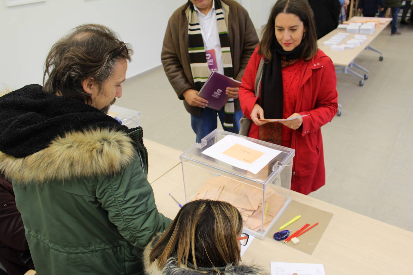 Fotos: Ana Marcello (Unidas Podemos) vota en Villarrodrigo de las Regueras