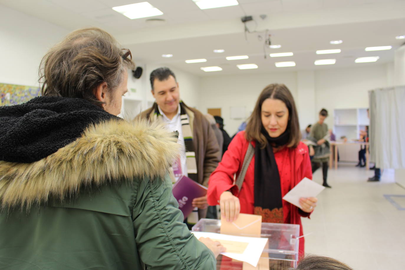 Fotos: Ana Marcello (Unidas Podemos) vota en Villarrodrigo de las Regueras