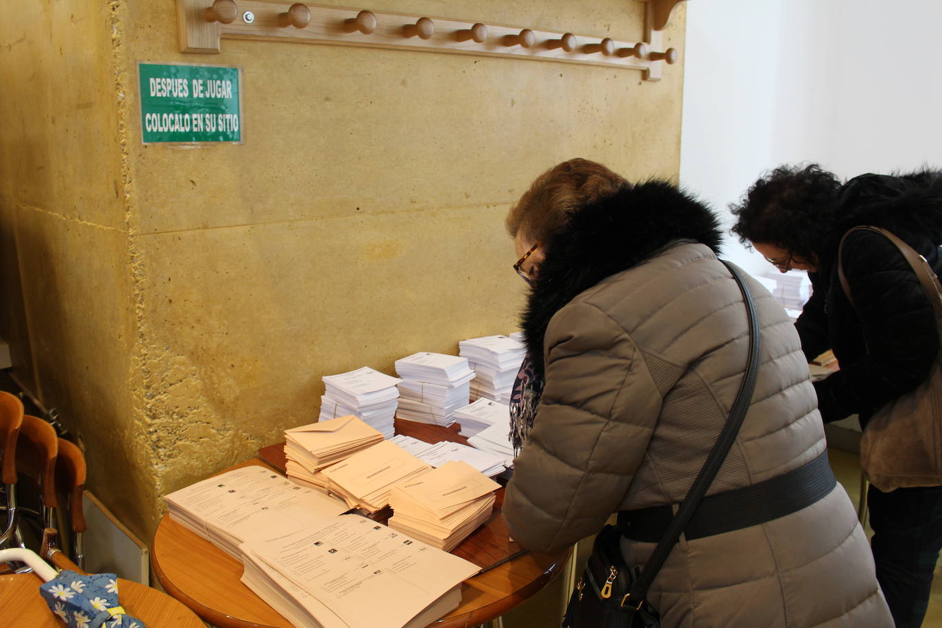 Fotos: Antonio Silván vota en el Centro Cívico del Crucero