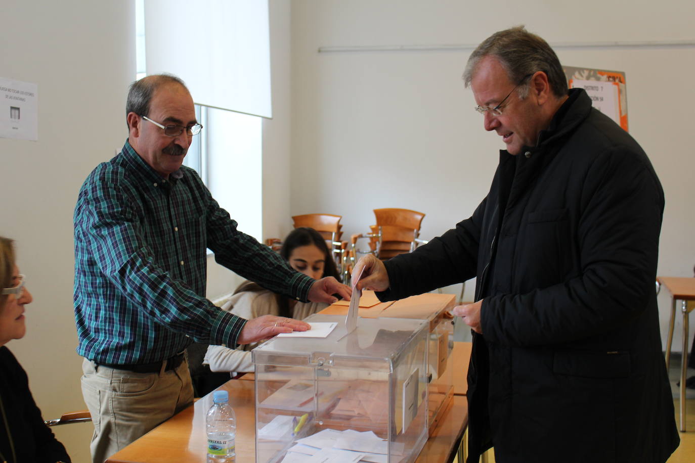 Fotos: Antonio Silván vota en el Centro Cívico del Crucero