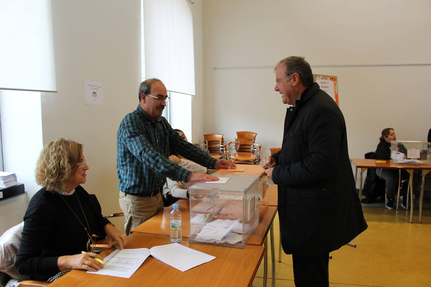 Fotos: Antonio Silván vota en el Centro Cívico del Crucero