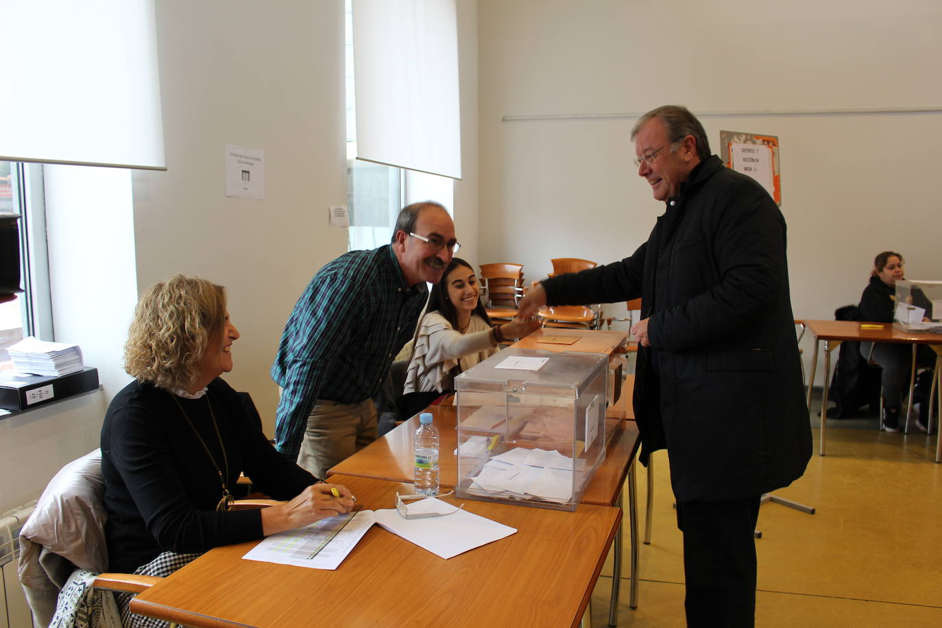 Fotos: Antonio Silván vota en el Centro Cívico del Crucero