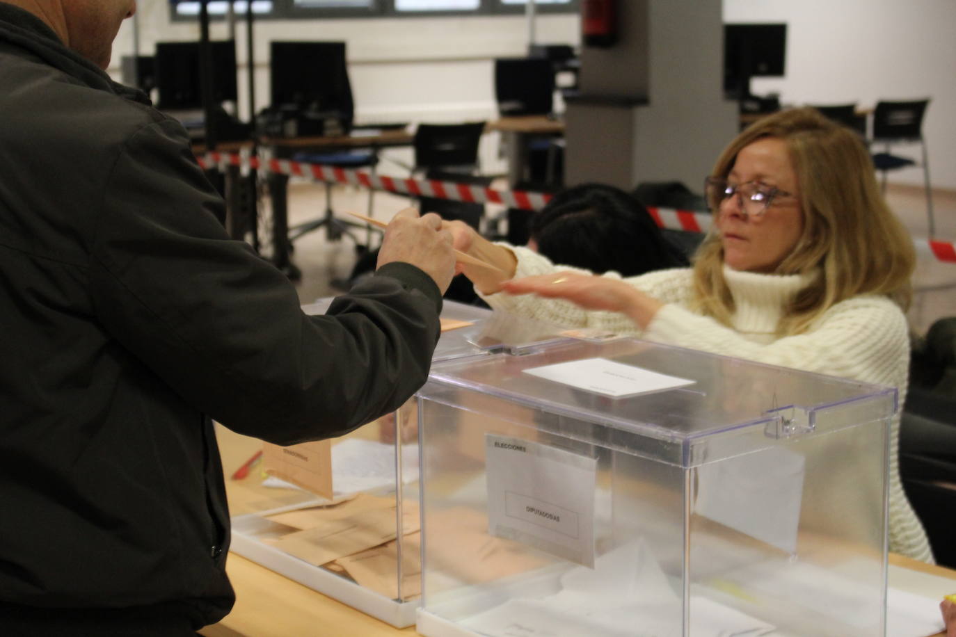 Fotos: Jornada electoral en León, VOX acude a votar