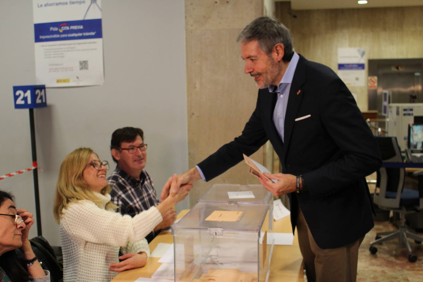 Fotos: Jornada electoral en León, VOX acude a votar