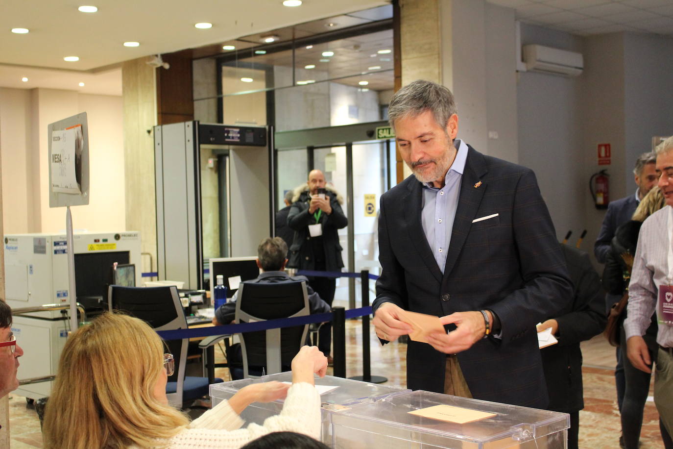 Fotos: Jornada electoral en León, VOX acude a votar