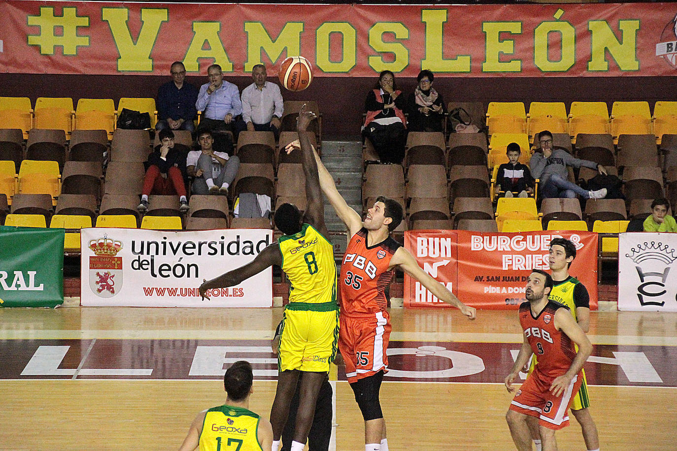 El Basket León recibía al equio de Porriño en una nueva jornada de la Liga EBA en su Grupo A-B