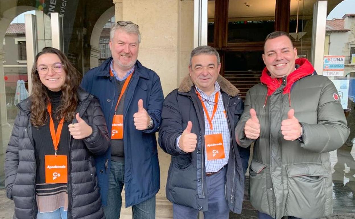 Justo Fernández, junto a compañeros de partido, durante la jornada electoral.