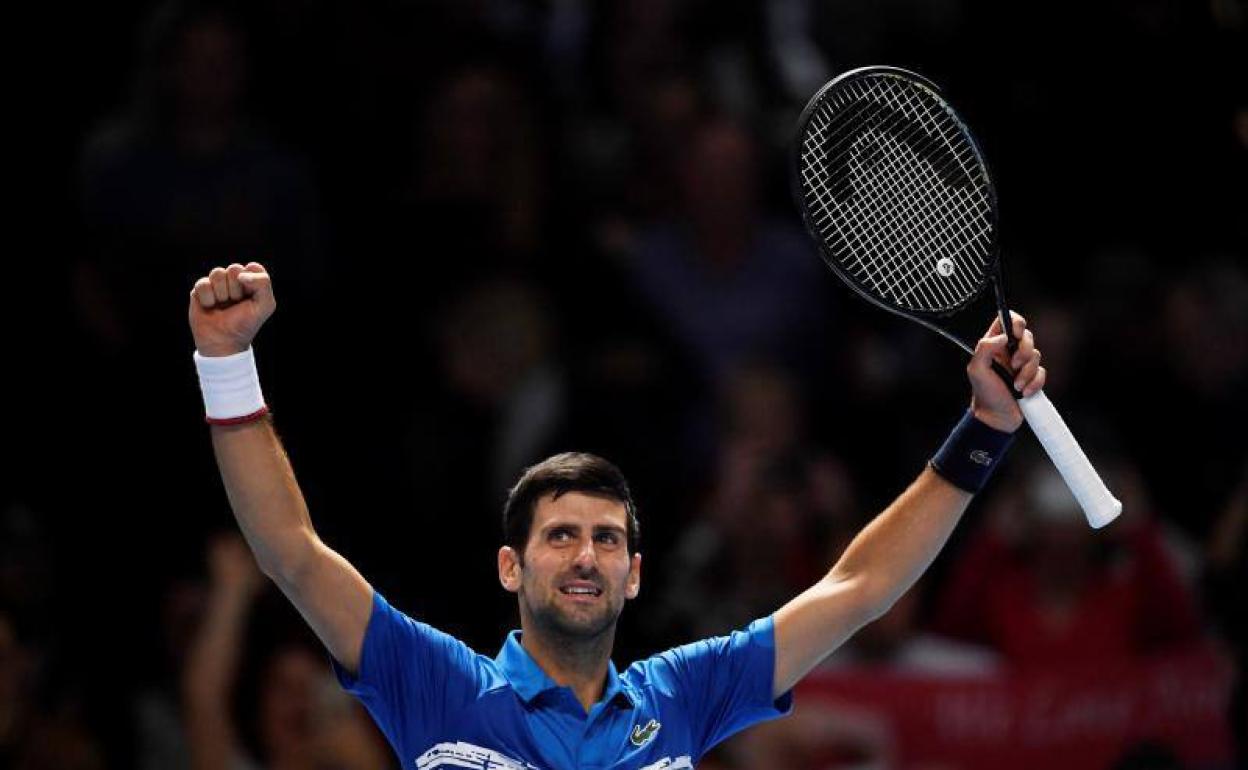 Novak Djokovic alza los brazos celebrando la victoria ante Berrettini.