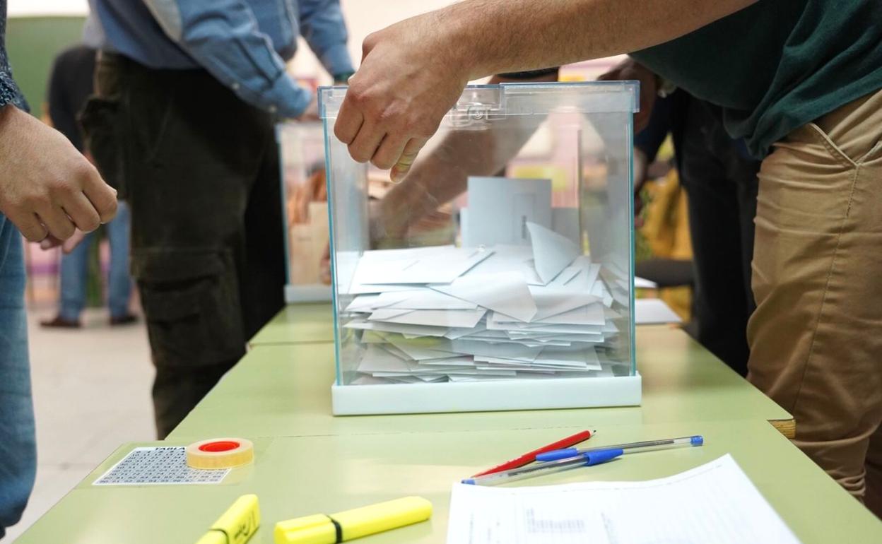 Representantes de una mesa electoral durante el recuentro de este domingo.