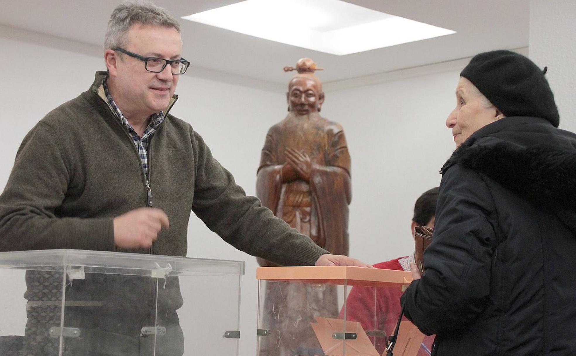 Electores leoneses votan en el Instituto Confucio de la capital.