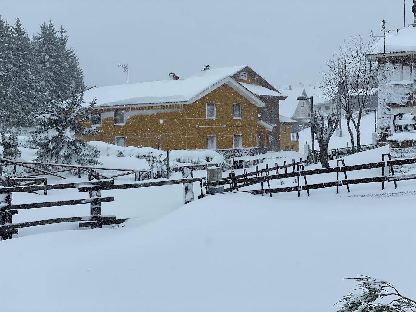 La nieve acumulada obliga a circular con cadenas en varios puertos de montaña y carreteras secundarias de la región. Además, las fuertes lluvias caídas estos días han provocado el corte de la carretera de San San Esteban de Cuñaba, en Peñamellera Baja, por un argayu.