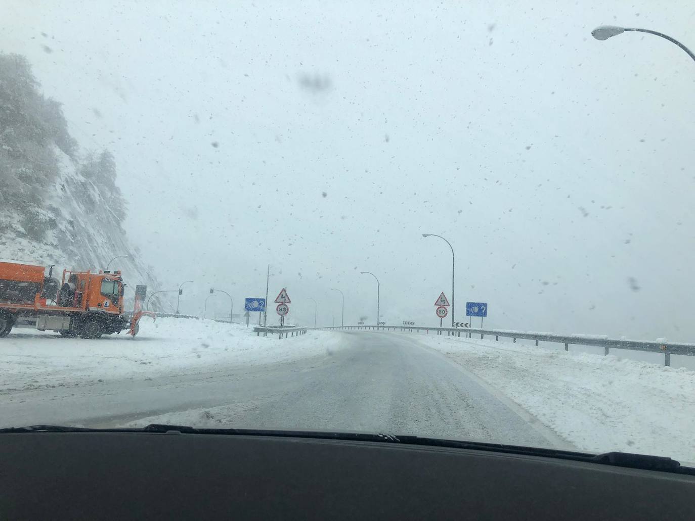 La nieve acumulada obliga a circular con cadenas en varios puertos de montaña y carreteras secundarias de la región. Además, las fuertes lluvias caídas estos días han provocado el corte de la carretera de San San Esteban de Cuñaba, en Peñamellera Baja, por un argayu.