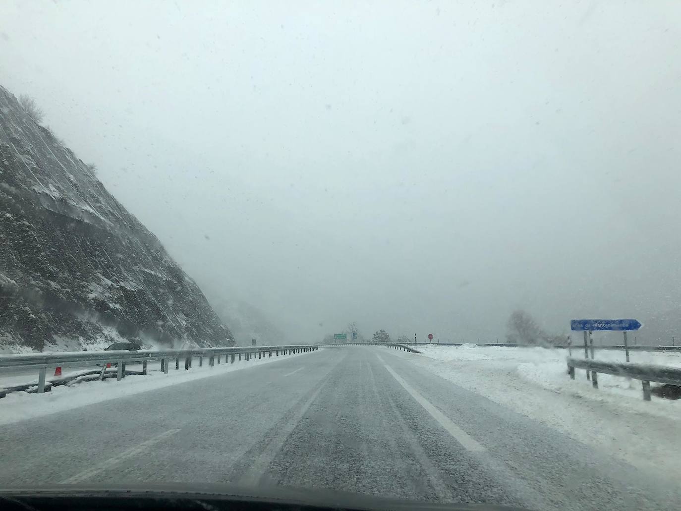 La nieve acumulada obliga a circular con cadenas en varios puertos de montaña y carreteras secundarias de la región. Además, las fuertes lluvias caídas estos días han provocado el corte de la carretera de San San Esteban de Cuñaba, en Peñamellera Baja, por un argayu.