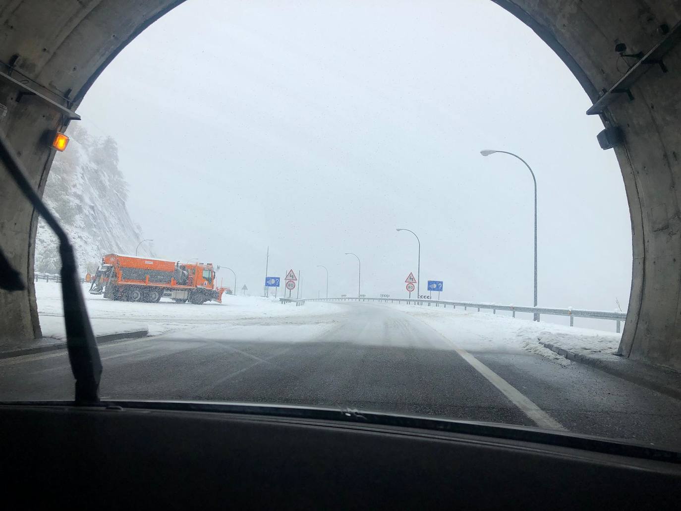 La nieve acumulada obliga a circular con cadenas en varios puertos de montaña y carreteras secundarias de la región. Además, las fuertes lluvias caídas estos días han provocado el corte de la carretera de San San Esteban de Cuñaba, en Peñamellera Baja, por un argayu.